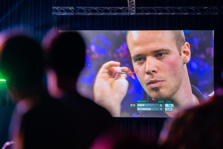 Der deutsche Dartsprofi Max Hopp ist während der European Darts Championship (EDC) auf einer Leinwand abgebildet.