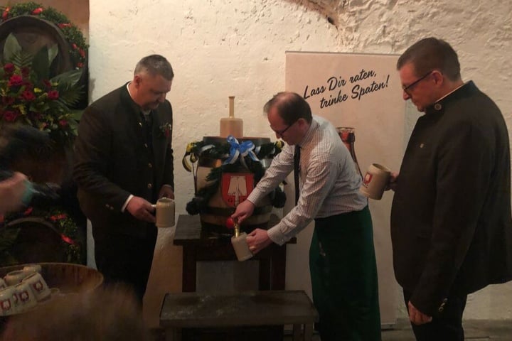 Manuel Pretzl (m.) zweiter Bürgermeister von München hat das Jubiläums-Fass angezapft und schenkt für Harald Stückle (l.) und Bernard Klier aus.