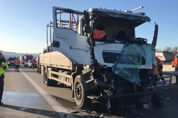 Die Feuerwehr musste den eingeklemmten Lkw-Fahrer aus seinem Führerhaus befreien.