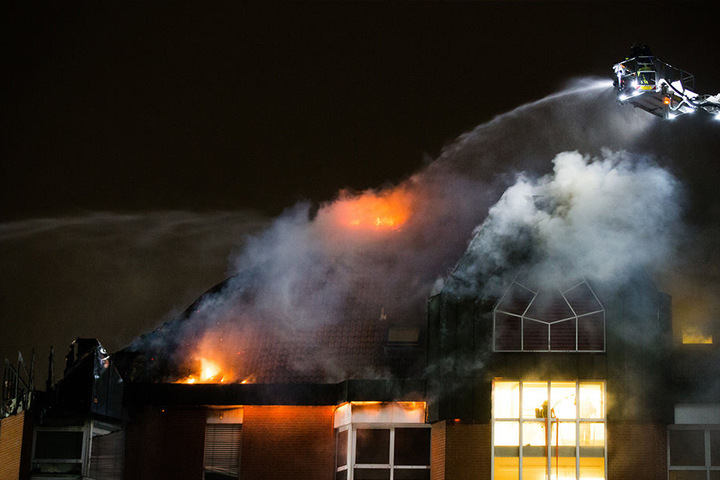 Bei dem Feuer sind mindestens 15 Menschen verletzt worden.