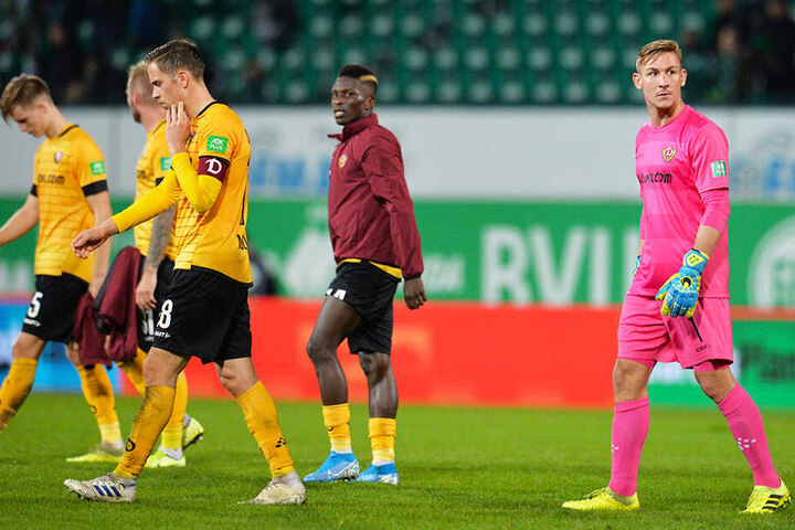 Betreten schlichen die Spieler von Dynamo Dresden vom Platz.