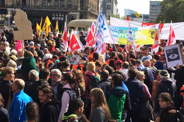 Tausende versammelten sich zum Protest auf dem Frankfurter Opernplatz.