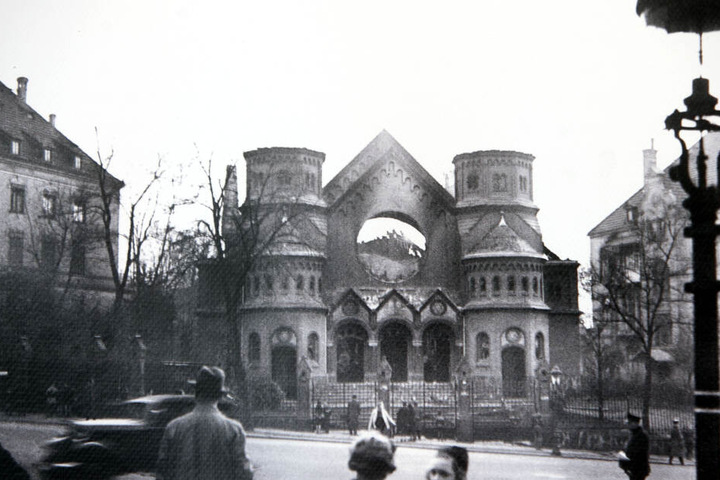 Die Alte Synagoge am Stephanplatz wurde während der Novemberpogrome 1938 zerstört. Der Israelitische Friedhof überdauerte.