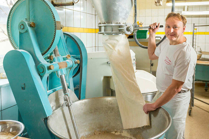 Auch heute noch knetet René Buschmann (40) den Teig mit der alten Maschine.
