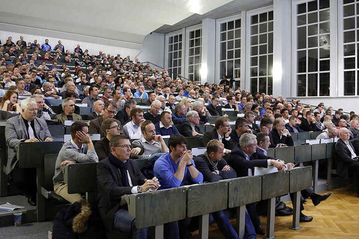 300 bis 400 CFC-Fans kommen im Schnitt zu den Mitgliederversammlungen ihres
Vereins.