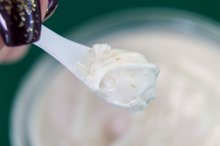 Eine Mitarbeiterin der Medical Beauty Research GmbH (MBR) präsentiert eine Pflegecreme mit Goldpartikeln.