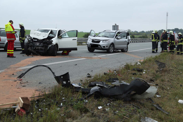 Da beide Fahrzeuge beim Unfall auf die Fahrbahnmitte geschleudert wurden, sperrte die Polizei die BAB13 für mehrere Stunden.
