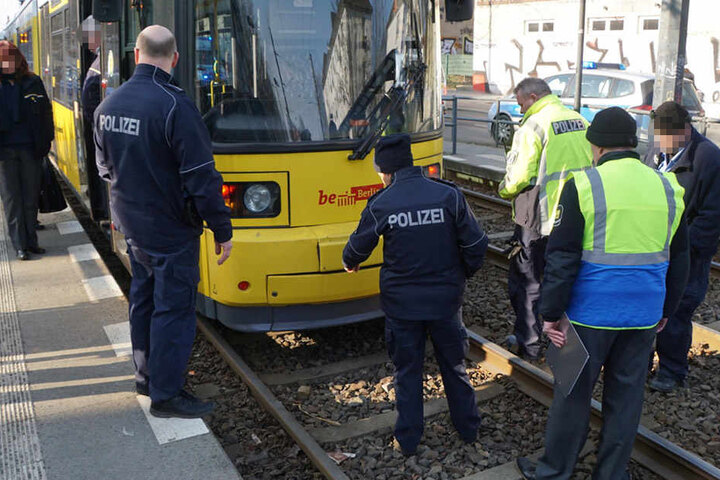Die Polizei untersucht die Straßenbahn nach dem Unfall mit dem Kind.
