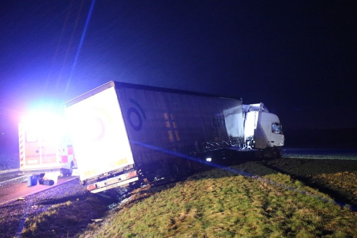 Der Lkw raste in den Gegenverkehr.