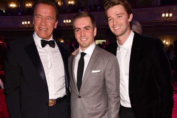 Arnold Schwarzenegger mit seinem Sohn Patrick und dem Philipp Lahm (Mi.).