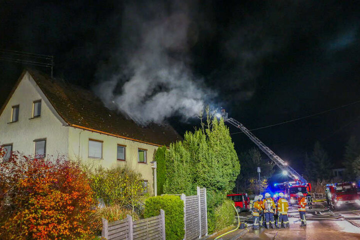 Die Feuerwehr bei den Löscharbeiten des Hauses.