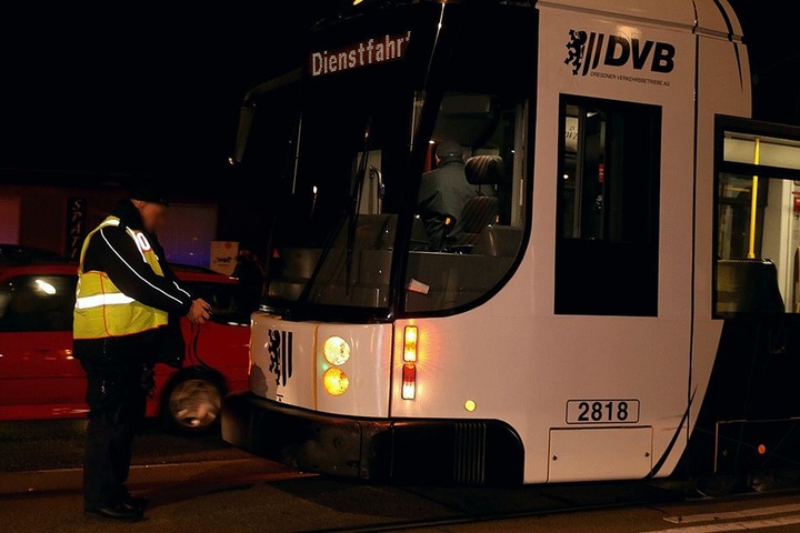 Die Tram wurde leicht beschädigt.