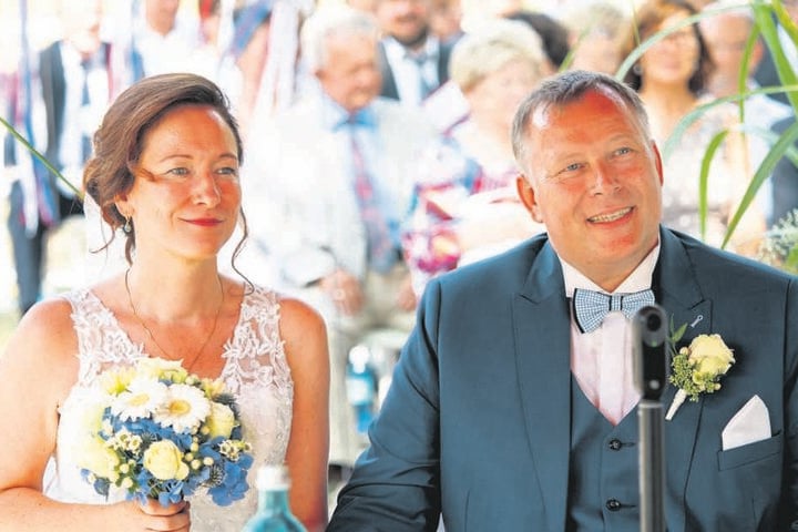 Stefanie und Gunter feierten vor wenigen Tagen auf der großen Wiese am Carolaschlößchen ihre Hochzeit - ergriffen lauschen sie der Rede von Karl-Heinz Bellmann.