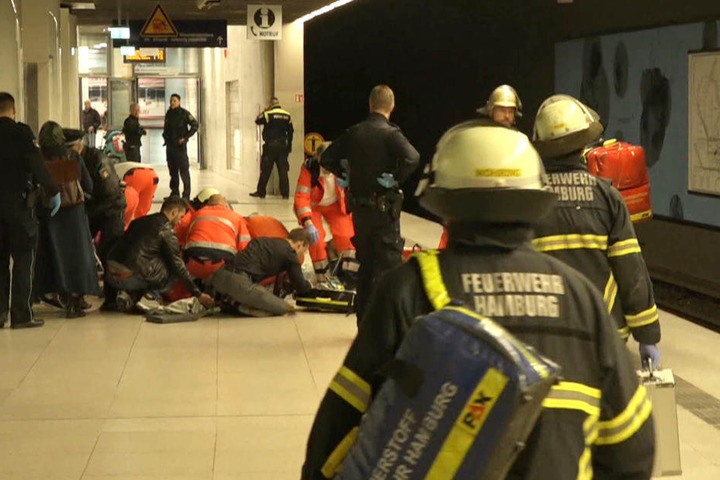 An der S-Bahnstation Jungfernstieg haben Rettungskräfte noch versucht, die Frau und das Kind wieder zu beleben.