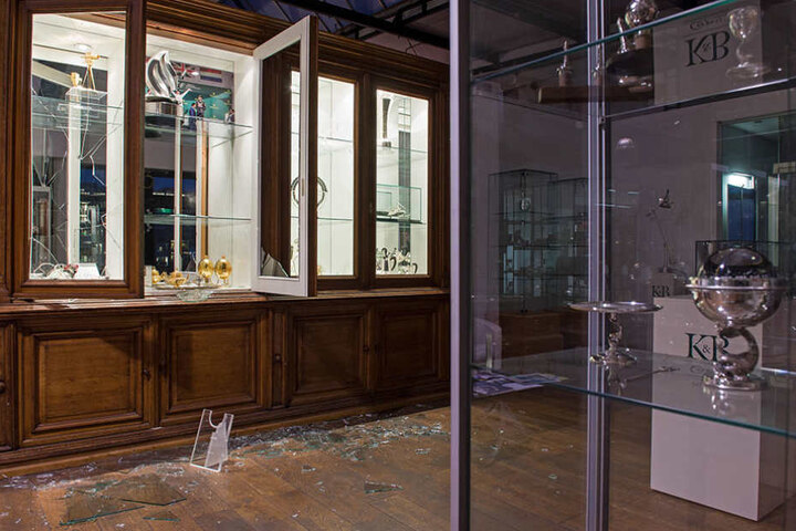 Eine Vitrine wurde aufgebrochen.