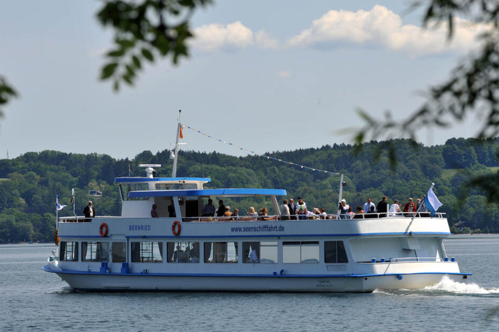 Das Fahrgastschiff "Bernried" fährt bei Bernried auf dem Starnberger See.