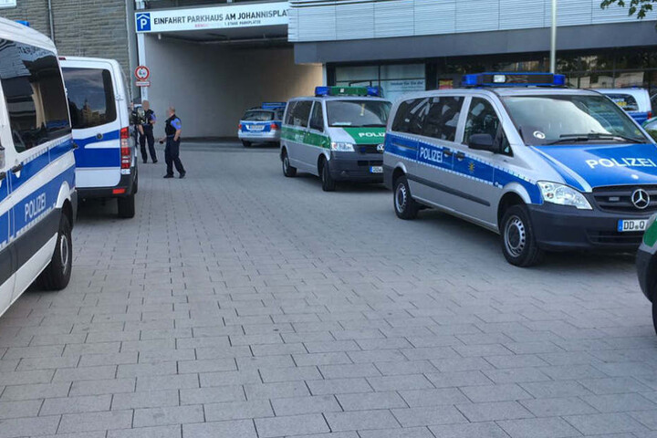 Die Polizei ist mit zahlreichen Mannschaftswagen am Johannisplatz angerückt.