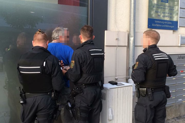 Ein offensichtlich alkoholisierter Mann versuchte die Polizeiabsperrung zu durchbrechen.