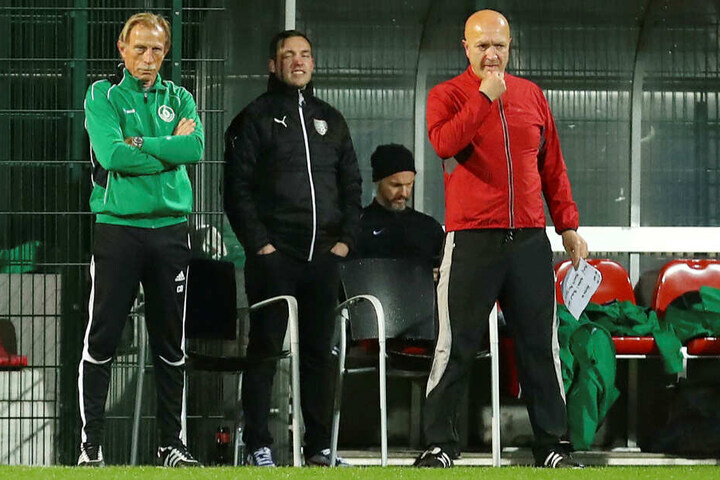 Kult-Trainer Christoph Daum (li.) trainierte die Mannschaft mit Lahm und Ärzten, Wissenschaftlern, Betroffenen und Prominenten.