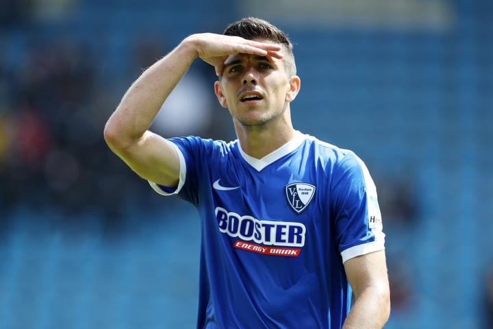 Ein Blick zurück? Oder nach oben? Anthony Losilla liegt mit seinem VfL Bochum
in der Tabelle fünf Plätze hinter Dynamo.