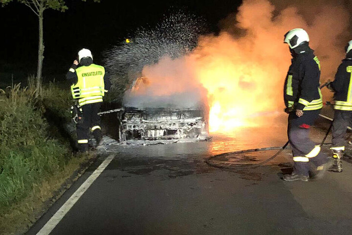 Glücklicherweise konnte die junge Frau sich rechtzeitig aus dem brennenden Auto befreien.