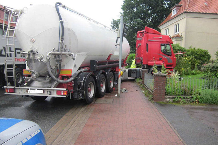 Der Fahrer blieb unverletzt und auch sonst kamen keine Menschen zu Schaden.