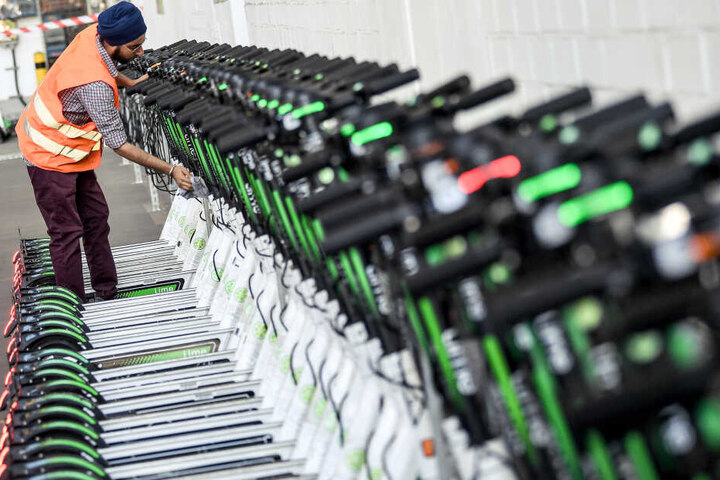 Geparte E-Scooter beim Laden.