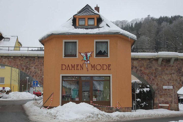 In diesem Modegeschäft hoffte der Räuber auf eine gute Beute.