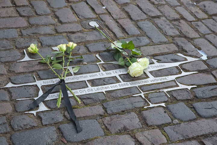 Weiße Rosen gelten als Zeichen des Gedenkens.