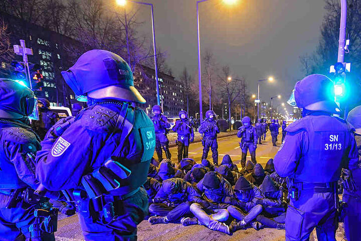 Wegen solcher Proteste wie hier an einem 13. Februar in Dresden greift die Polizei auch auf Funkzellenabfragen für Handys zurück. Die Grünen sehen das kritisch.