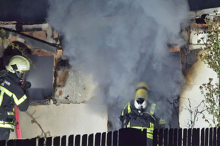 Nur mit Atemschutzgeräten konnten die Kameraden der Feuerwehr in die zugequalmte Laube gehen.