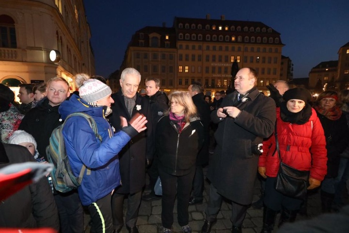 Stanislaw Tillich, OB Dirk Hilbert und Katja Kipping im Gespräch mit den Bürgern auf dem Neumarkt.