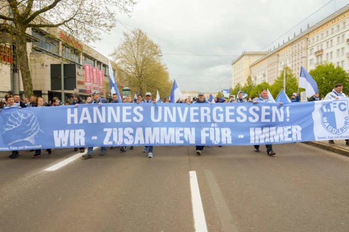 Rund 500 Fans zogen friedlich durch die Stadt in Richtung Stadion.