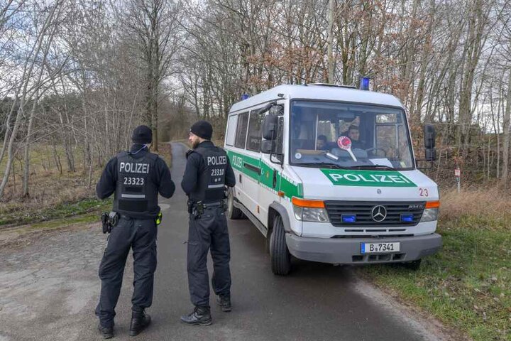 Polizisten auf der Suche nach Rebecca am Herzberger See im Landkreis Oder-Spree.