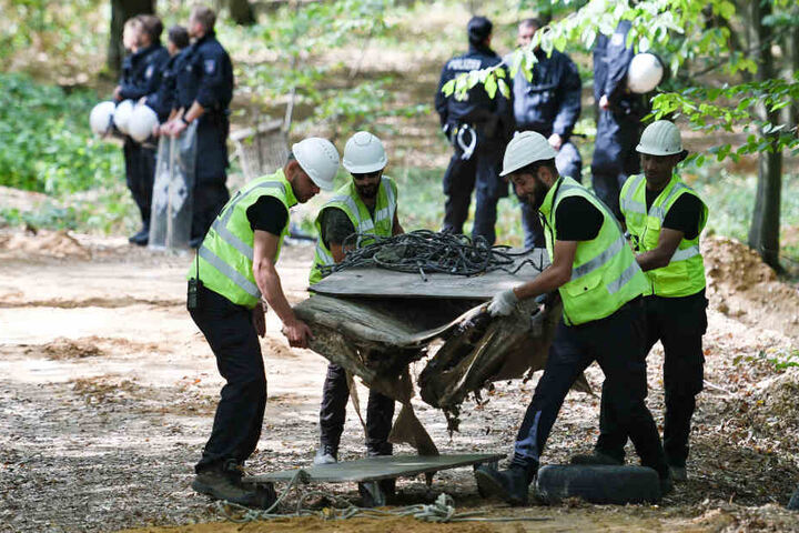 RWE-Mitarbeiter und die Polizei bei der Bergung des Autos im Hambacher Forst.