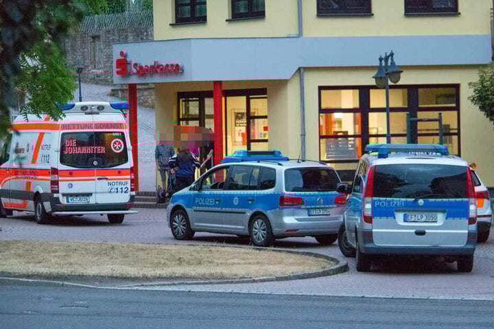 Vor der Sparkasse kam es zu der Attacke.