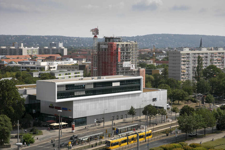 Am Straßburger Platz entsteht gerade ein neues Wohnhochhaus mit 65 Wohnungen.