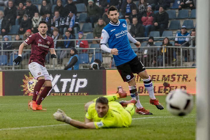 Pascal Testroet knallt den Ball bei Arminia Bielefeld nur an die Latte.