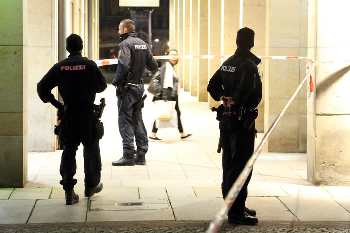 Damals waren 97 Einsatzkräfte vor Ort, sicherten den Hinterhof der Wilsdruffer Straße.
