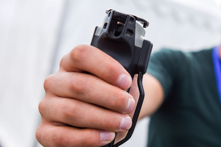 Der Täter sprühte einem 15-jährigen Jungen Pfefferspray ins Gesicht: Jetzt wird ihm Körperverletzung vorgeworfen. (Symbolbild)