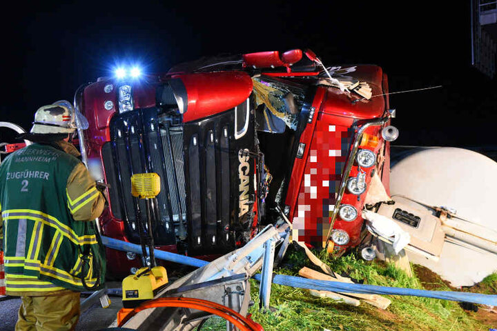 Der Lkw war in einer Kurve umgekippt, der Fahrer stundenlang im Führerhaus gefangen.