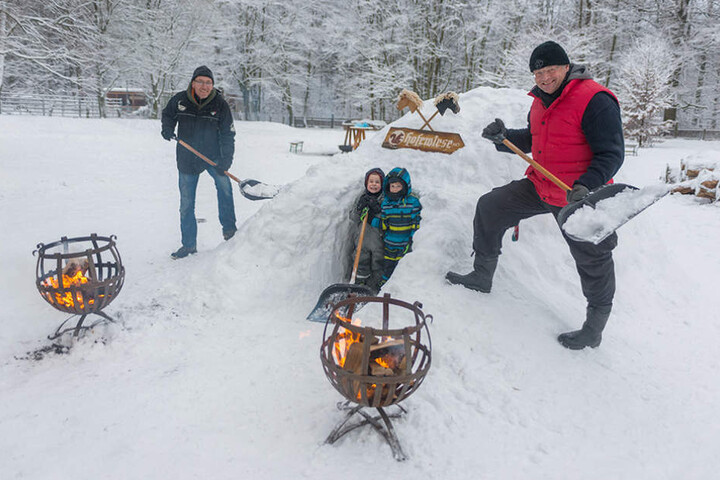 Auf der Hofewiese schufteten René Jahn (51) und Chef Holger Zastrow (48, r.), damit Luca und Finnley (beide 5) die Schneehöhle erobern durften.
