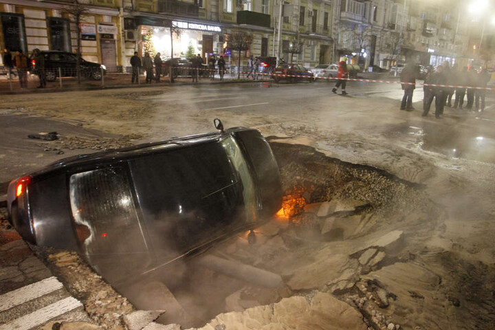 Einsatzkräfte brauchten eine Weile, um das Fahrzeug aus dem riesigen Loch zu holen.