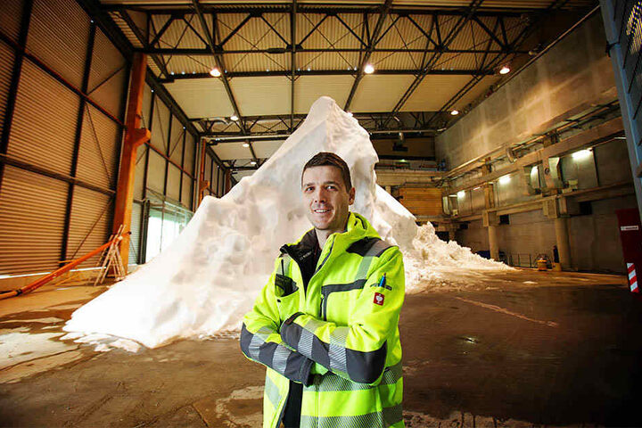 Flughafen-Techniker Christian Schlüfter (36) betreut die Schnee-Produktion in einer der Lagerhallen vom Dresdner Flughafen.
