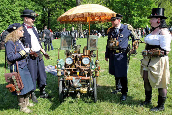 Steampunks geben sich jedes Jahr beim Wace-Gotik-Treffen in Leipzig ein Stelldichein.