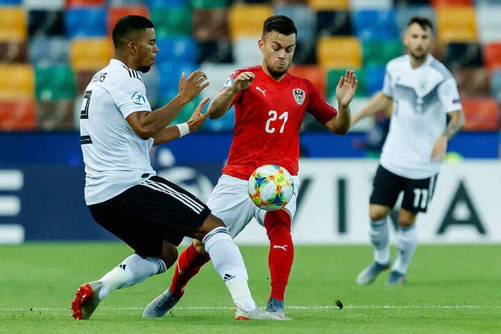 Sascha Horvath (r.) im Zweikampf mit dem Deutschen Benjamin Henrichs.