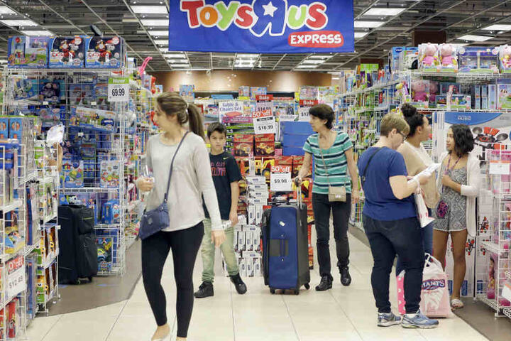 Toys 'R' Us lockt kleine und große Spielkinder an.