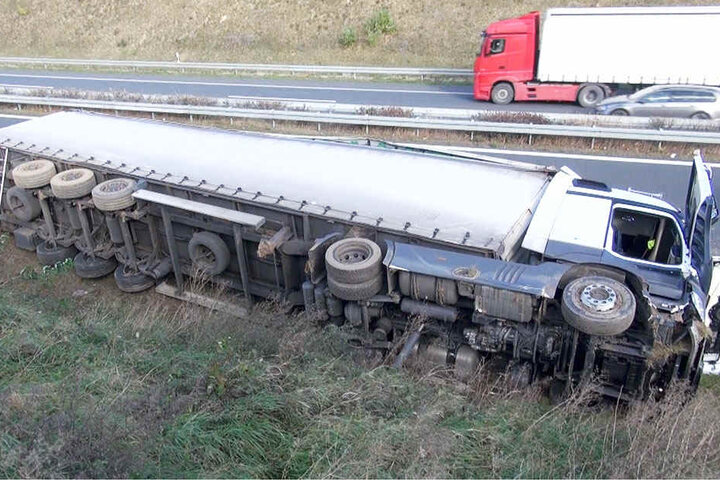 Der Laster wurde von einer Windböe erfasst und kippte auf die Seite.
