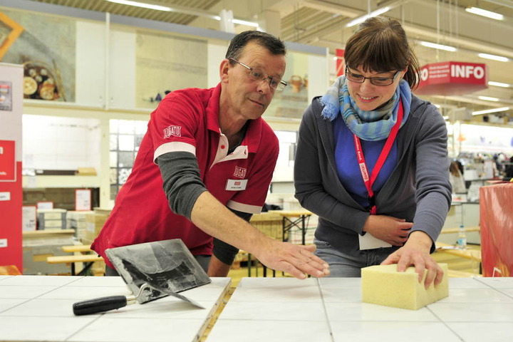 Detlev Friedel (51) verrät AnjaClauß (41) am Fliesenspiegel die Profi-Kniffe
beim Fugenglätten.