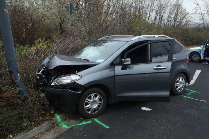 Der Fahrer und seine Beifahrerin wurden verletzt.